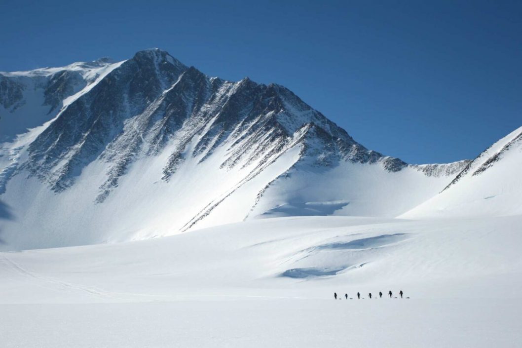 Две днепрянки впервые штурмуют наивысшую гору Антарктиды (Фото) - рис. 1