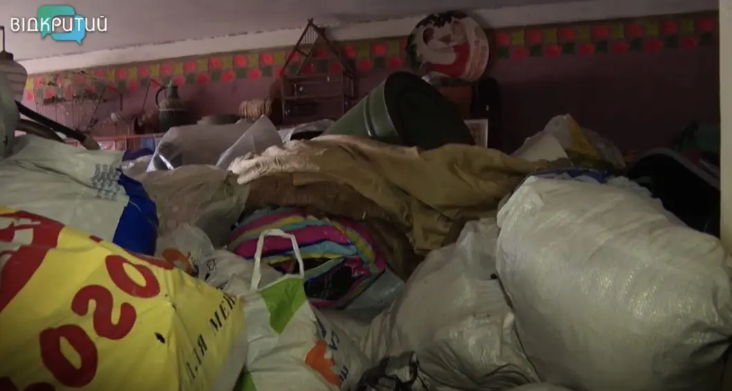 В Днепре из подъезда на улице Софии Ковалевской вывезли целый КамАЗ мусора (Видео) - рис. 1