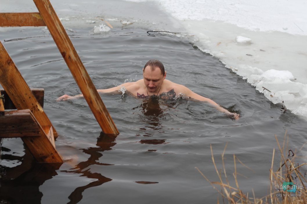 Как в Днепре на краснокаменском карьере купались на Крещение (Фоторепортаж) - рис. 6