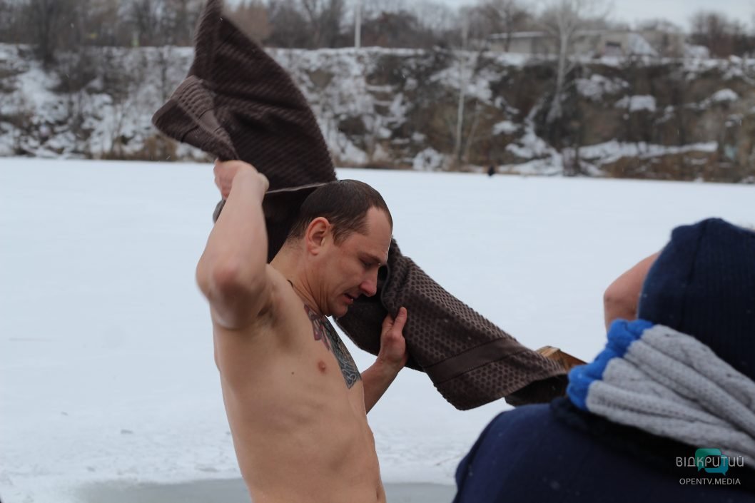 Как в Днепре на краснокаменском карьере купались на Крещение (Фоторепортаж) - рис. 5