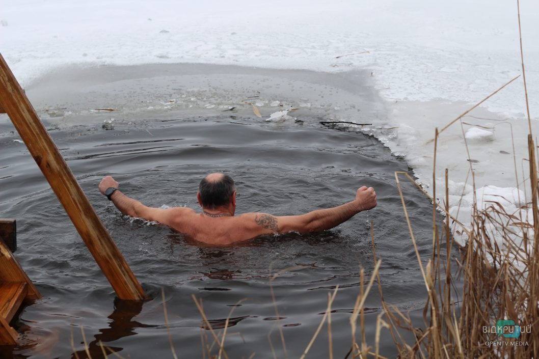 Как в Днепре на краснокаменском карьере купались на Крещение (Фоторепортаж) - рис. 8