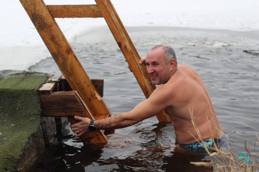 Как в Днепре на краснокаменском карьере купались на Крещение (Фоторепортаж) - рис. 9