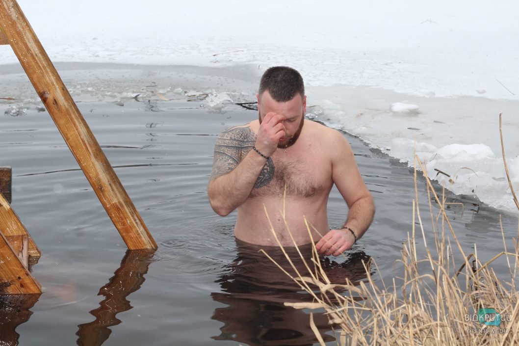 Как в Днепре на краснокаменском карьере купались на Крещение (Фоторепортаж) - рис. 11