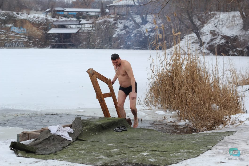 Как в Днепре на краснокаменском карьере купались на Крещение (Фоторепортаж) - рис. 12