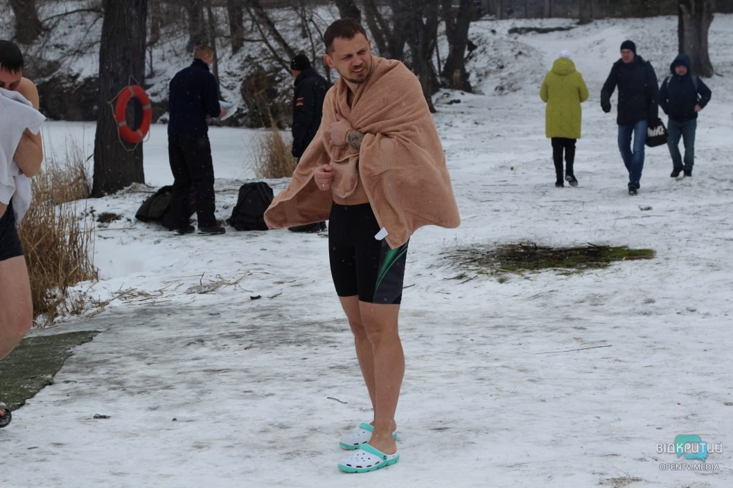 Как в Днепре на краснокаменском карьере купались на Крещение (Фоторепортаж) - рис. 13