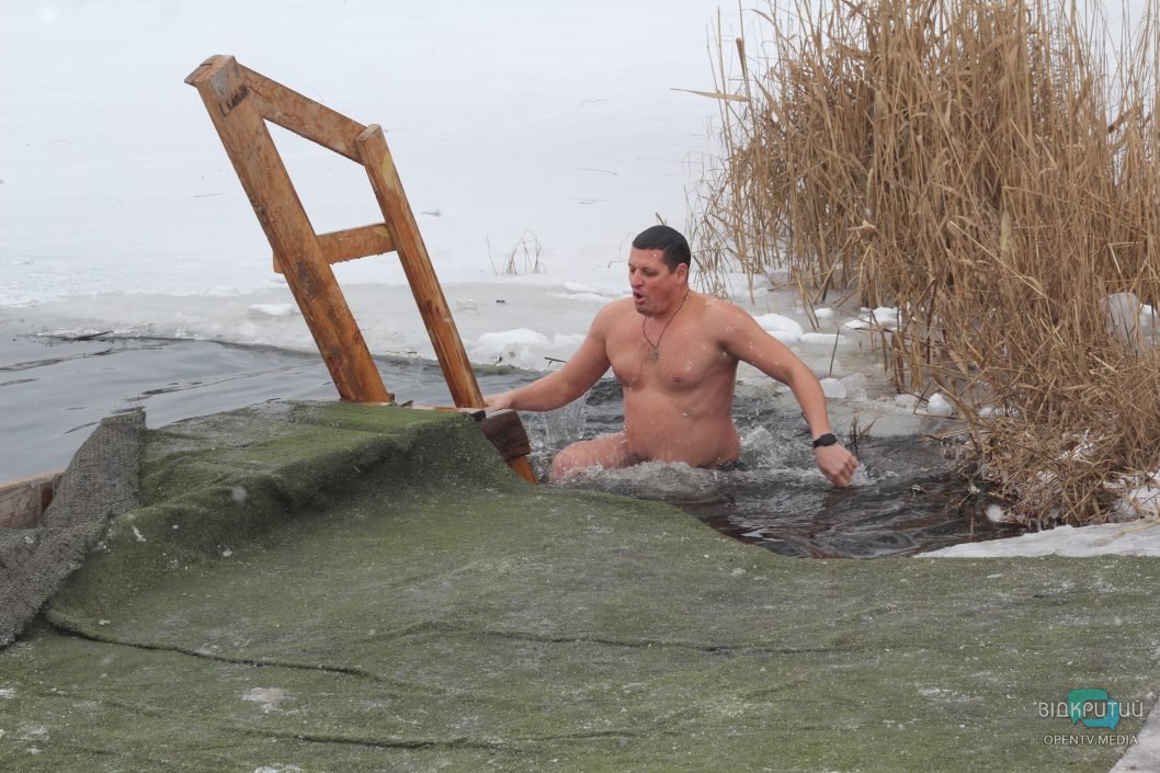 Как в Днепре на краснокаменском карьере купались на Крещение (Фоторепортаж) - рис. 16