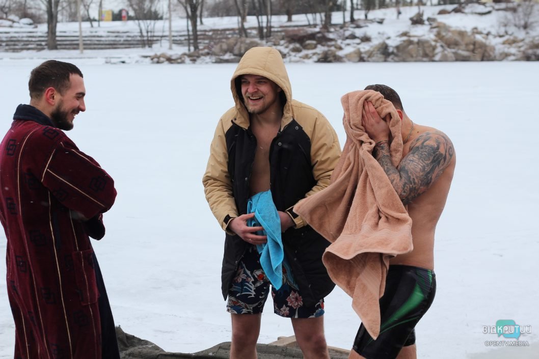 Как в Днепре на краснокаменском карьере купались на Крещение (Фоторепортаж) - рис. 14