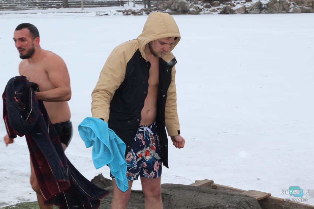 Как в Днепре на краснокаменском карьере купались на Крещение (Фоторепортаж) - рис. 15