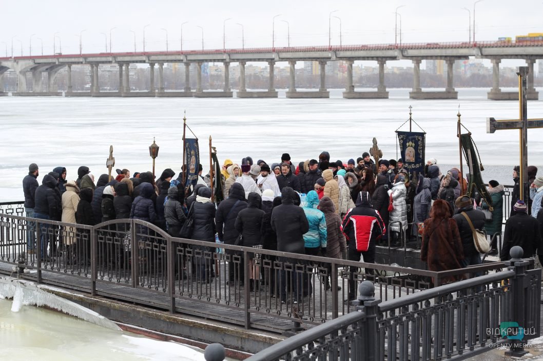 Как в Днепре возле Нового моста православные окунались в прорубь (Фоторепортаж) - рис. 5