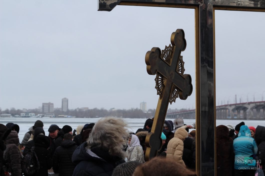 Как в Днепре возле Нового моста православные окунались в прорубь (Фоторепортаж) - рис. 4