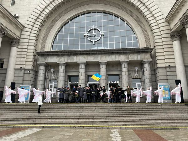 В Днепре на Центральном вокзале почтили память Героев Крут - рис. 1