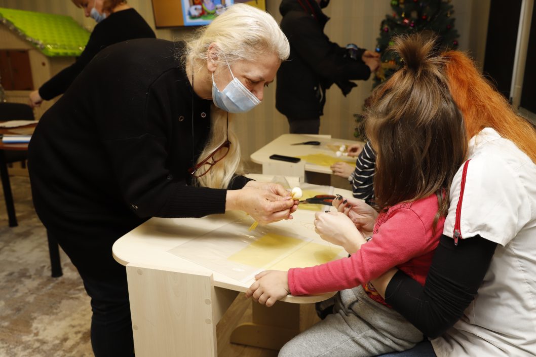 В днепровском центре «Мамино счастье» для детей провели рождественский мастер-класс - рис. 1