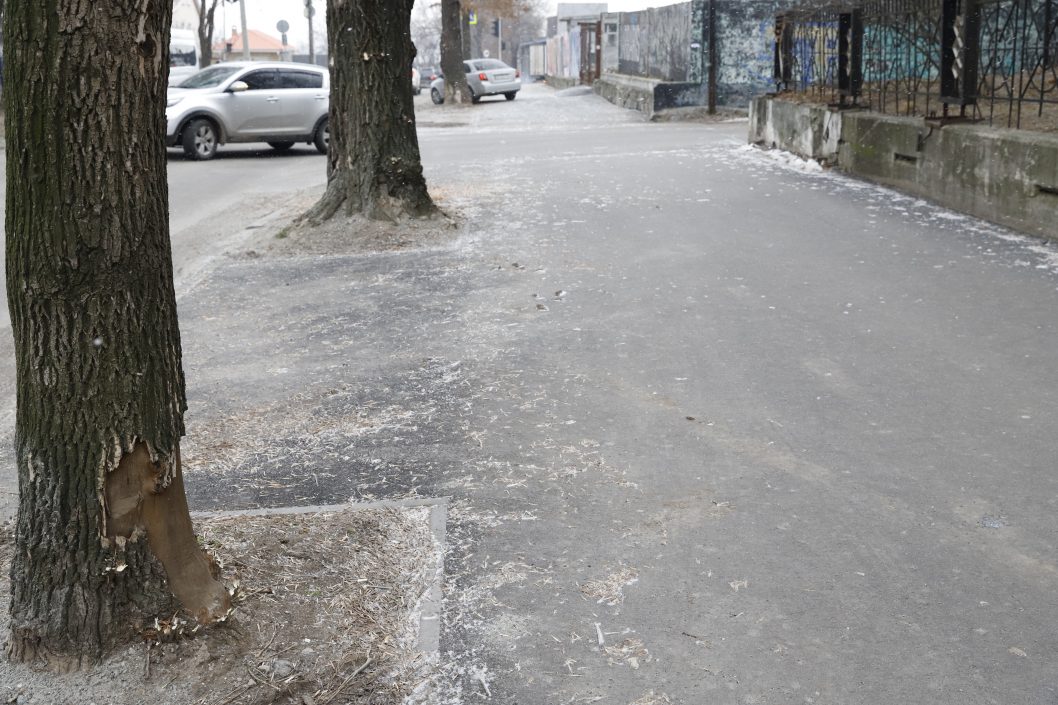 Первое обновление за 20 лет: в Днепре на улице Лазаряна отремонтировали тротуар - рис. 2