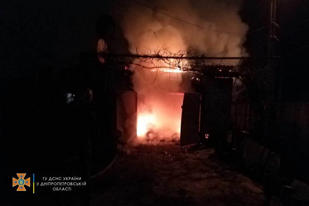Тушили два часа: в Никополе сгорел частный гараж с автомобилем (Фото/Видео) - рис. 1