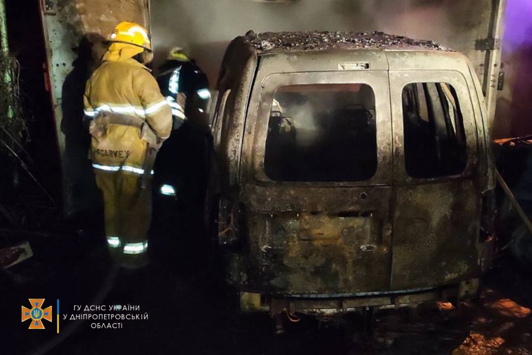 Тушили два часа: в Никополе сгорел частный гараж с автомобилем (Фото/Видео) - рис. 3