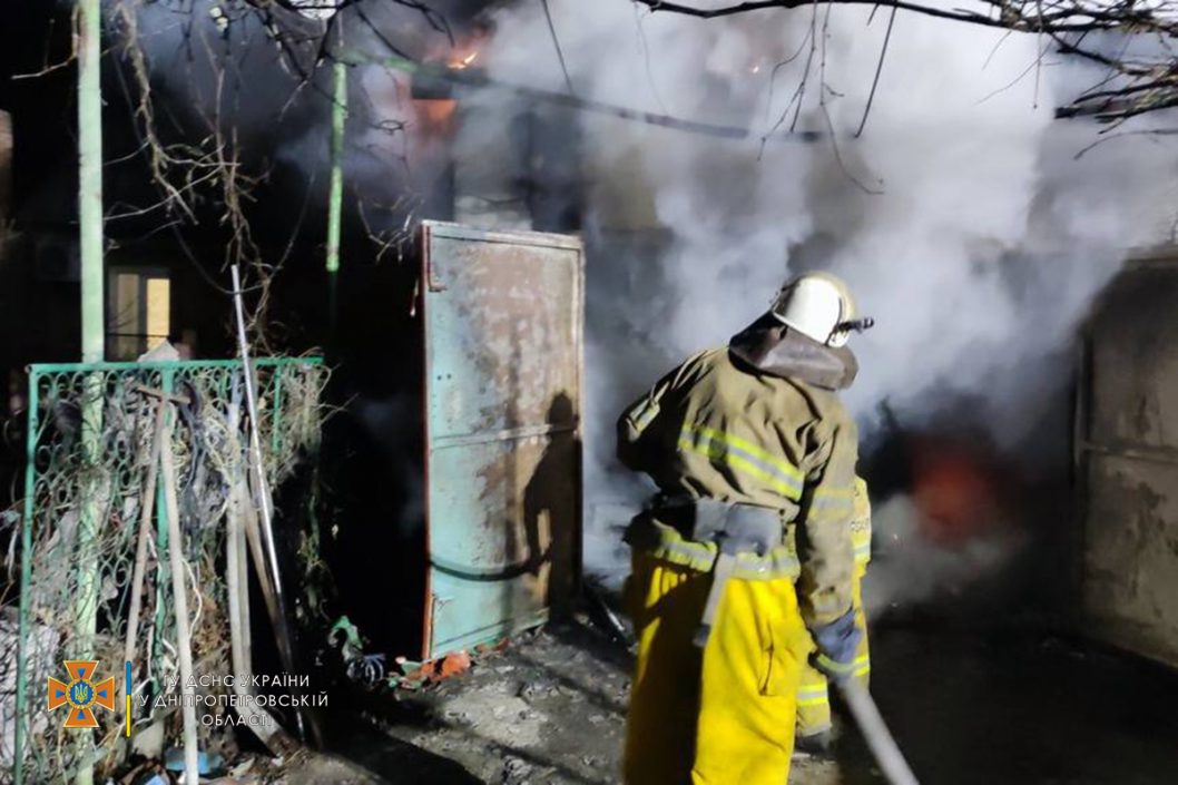 Тушили два часа: в Никополе сгорел частный гараж с автомобилем (Фото/Видео) - рис. 4