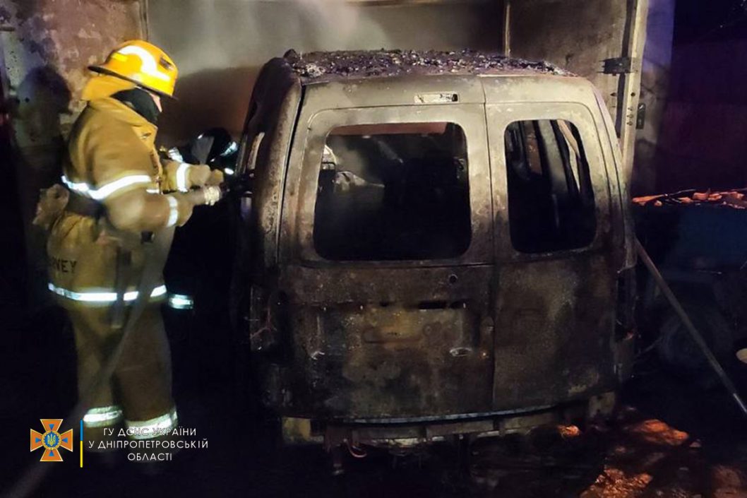 Тушили два часа: в Никополе сгорел частный гараж с автомобилем (Фото/Видео) - рис. 5