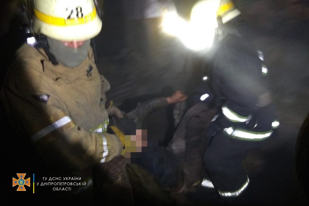 В Никополе спасатели вынесли из пылающего дома пенсионера (Фото) - рис. 2