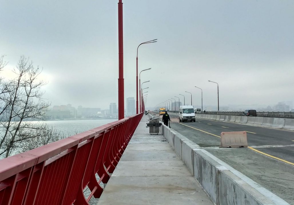 Ради эффектного селфи: в Днепре полиция снимала парня с ограждения Нового моста - рис. 1