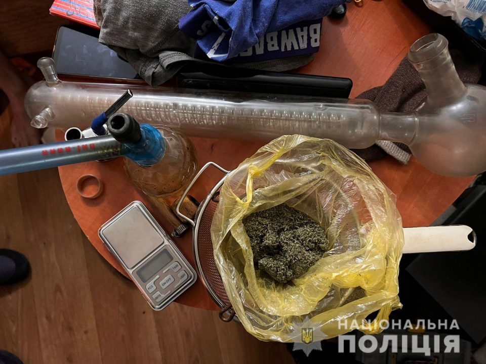 Сбывали марихуану и метамфетамин: в Павлограде задержали наркоторговцев (Видео) - рис. 2