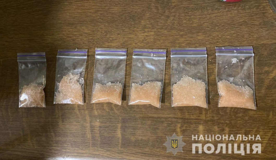 Сбывали марихуану и метамфетамин: в Павлограде задержали наркоторговцев (Видео) - рис. 3
