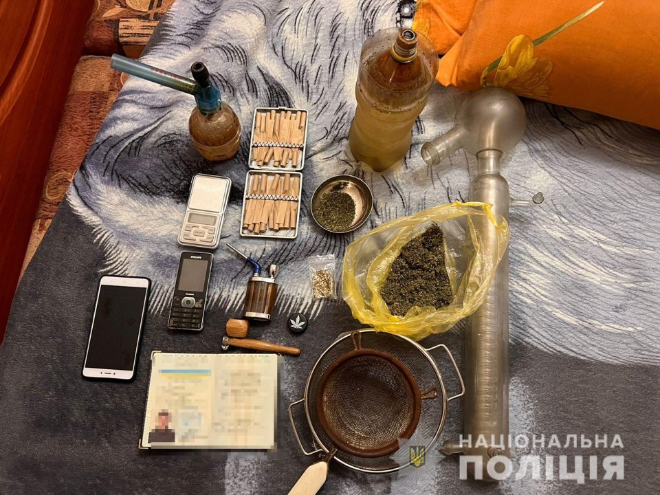Сбывали марихуану и метамфетамин: в Павлограде задержали наркоторговцев (Видео) - рис. 4