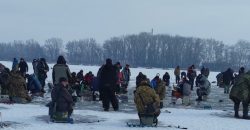 Опасное удовольствие: в Днепре на лед в одном месте вышло очень много рыбаков - рис. 2