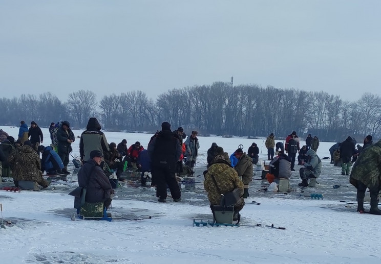 Опасное удовольствие: в Днепре на лед в одном месте вышло очень много рыбаков - рис. 1