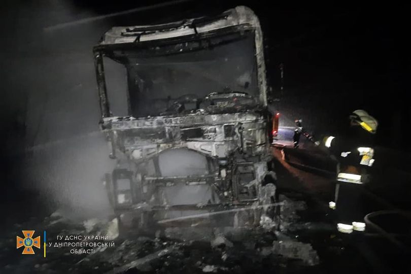 На Днепропетровщине во время движения загорелся грузовик - рис. 1