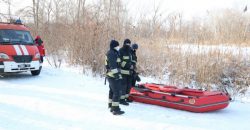 Под Днепром спасатели сняли с льдины трех рыбаков - рис. 11