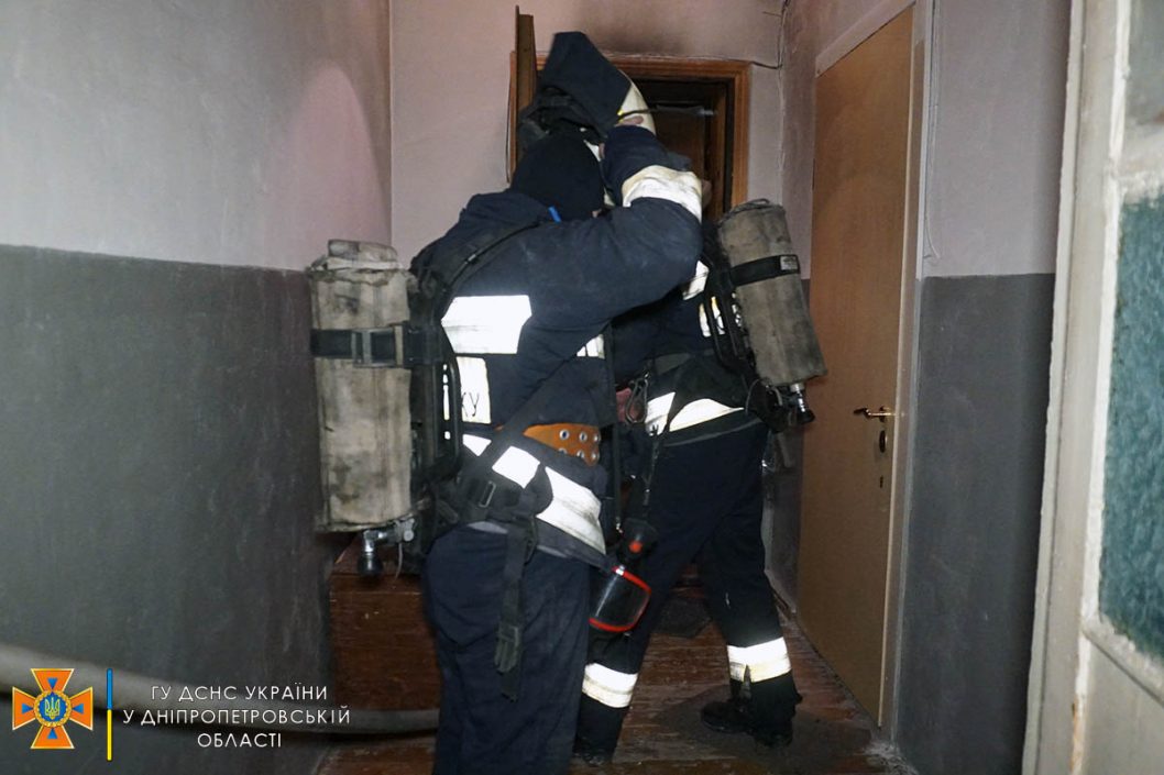В центре Днепра горела квартира в пятиэтажном доме (Фото/Видео) - рис. 3