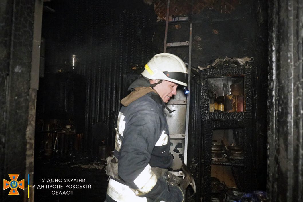 В центре Днепра горела квартира в пятиэтажном доме (Фото/Видео) - рис. 4