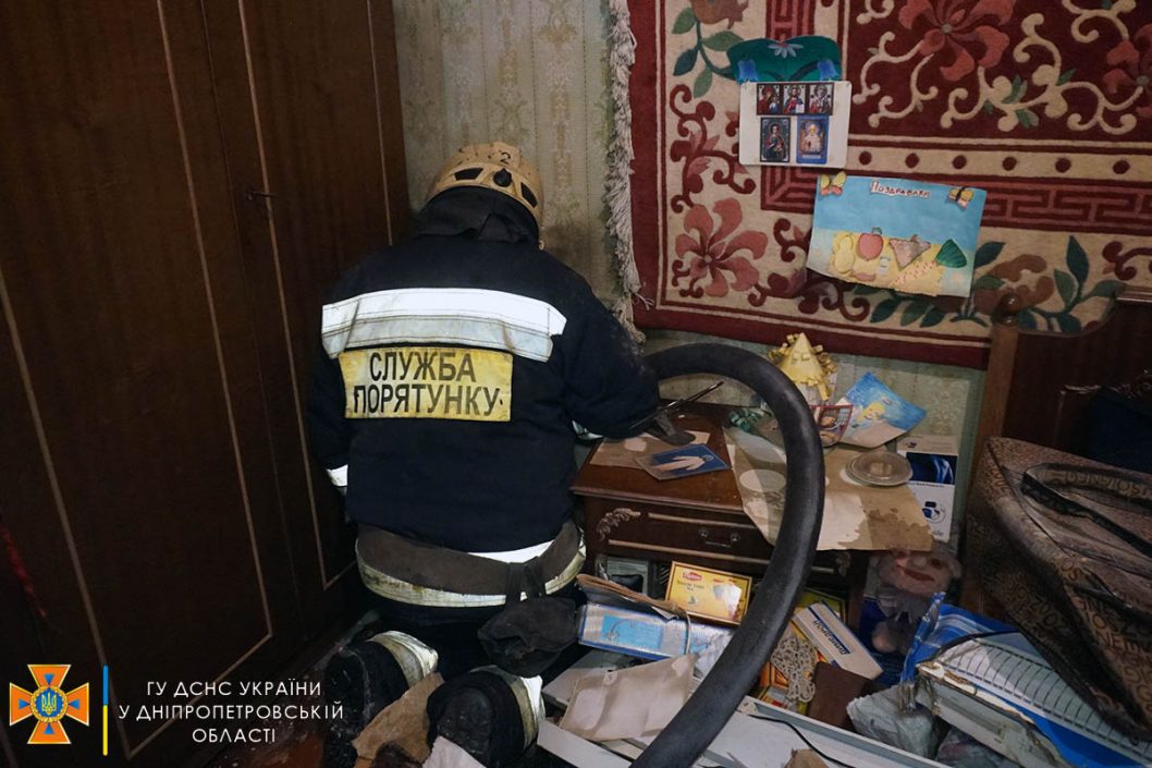 В центре Днепра горела квартира в пятиэтажном доме (Фото/Видео) - рис. 6