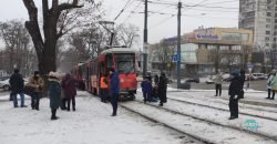 В центре Днепра иностранка попала под трамвай: видео случившегося - рис. 15