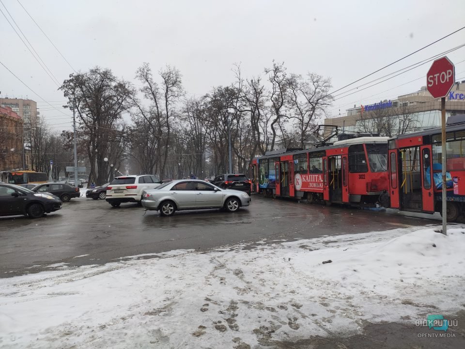 В центре Днепра под трамвай попала иностранка: движение парализовано