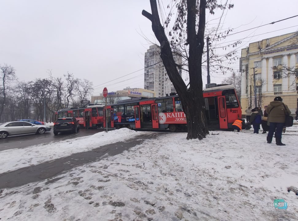 В центре Днепра под трамвай попала иностранка: движение парализовано