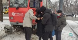 В центре Днепра под трамвай попала иностранка: движение парализовано (Фото) - рис. 13
