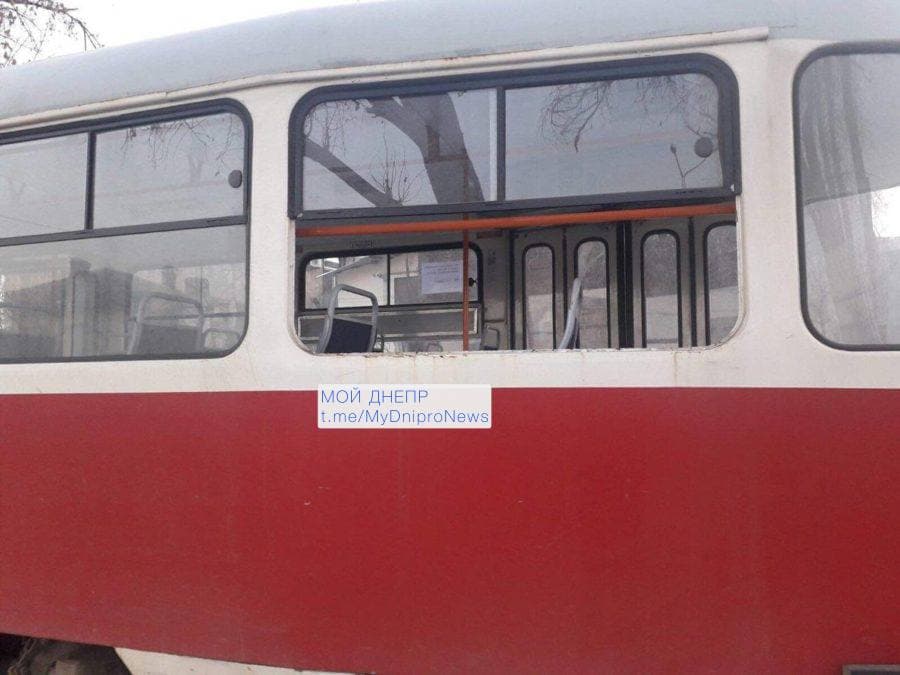 В Днепре подросток выбил окно в трамвае маршрута №19 - рис. 2
