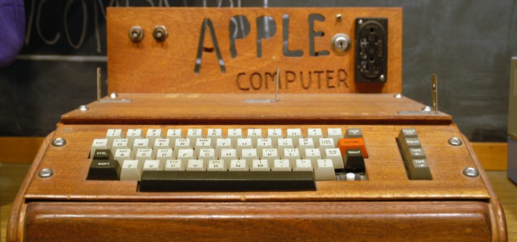 1977 — произведён первый компьютер фирмы Apple;