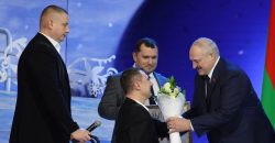 Пытался подарить цветы мужчине без рук: Президент Беларуси попал в неловкую ситуацию (Видео) - рис. 2