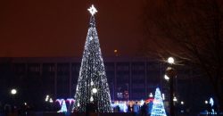 В Кривом Роге мужчина взобрался на вершину ёлки чтобы встретить Новый год - рис. 16