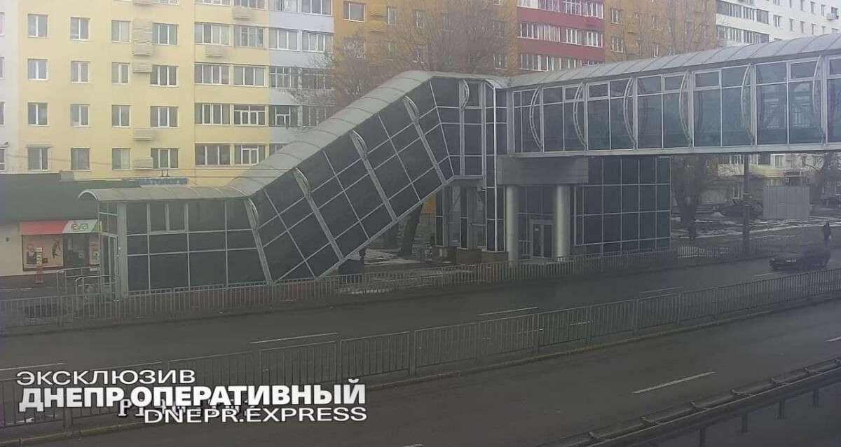 В Днепре на Слобожанском проспекте разбили стекло пешеходного моста - рис. 1