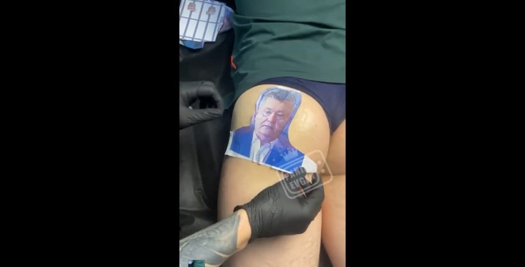 Житель Харькова набил на ягодице тату с изображением экс-президента за решеткой - рис. 1