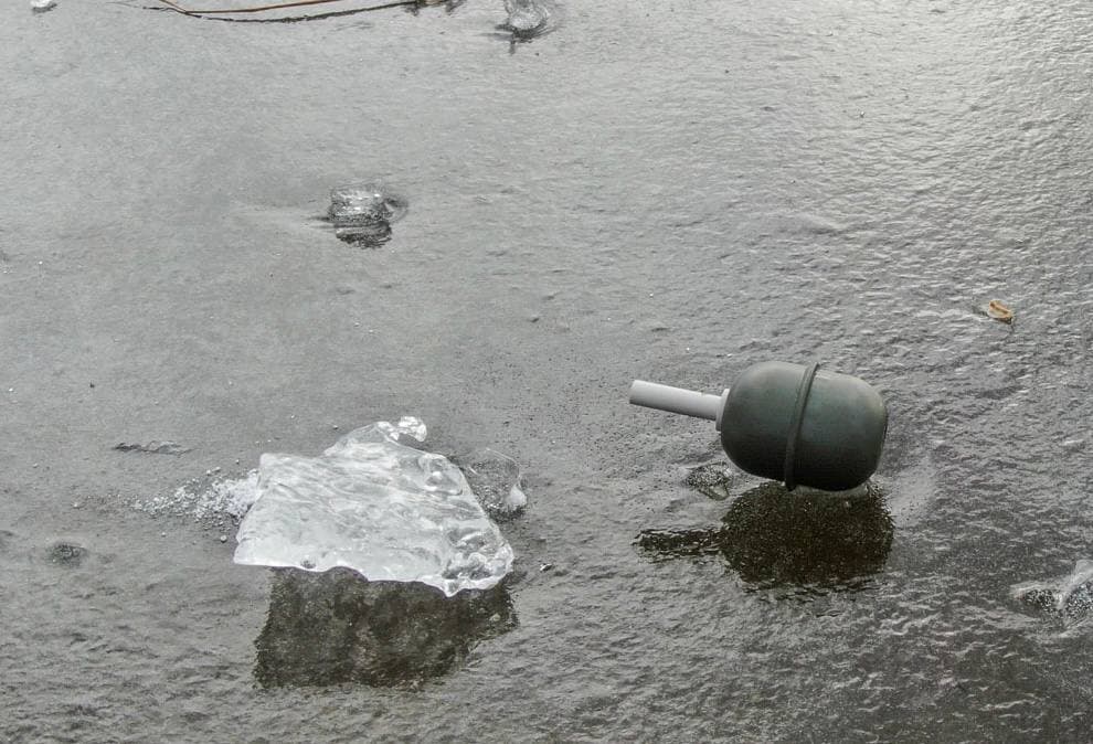 В Днепре на Набережной местные жители обнаружили гранату без чеки - рис. 1