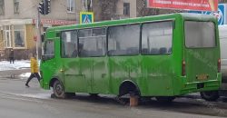 В Днепре на Калиновой у маршрутки во время движения отпало колесо - рис. 12