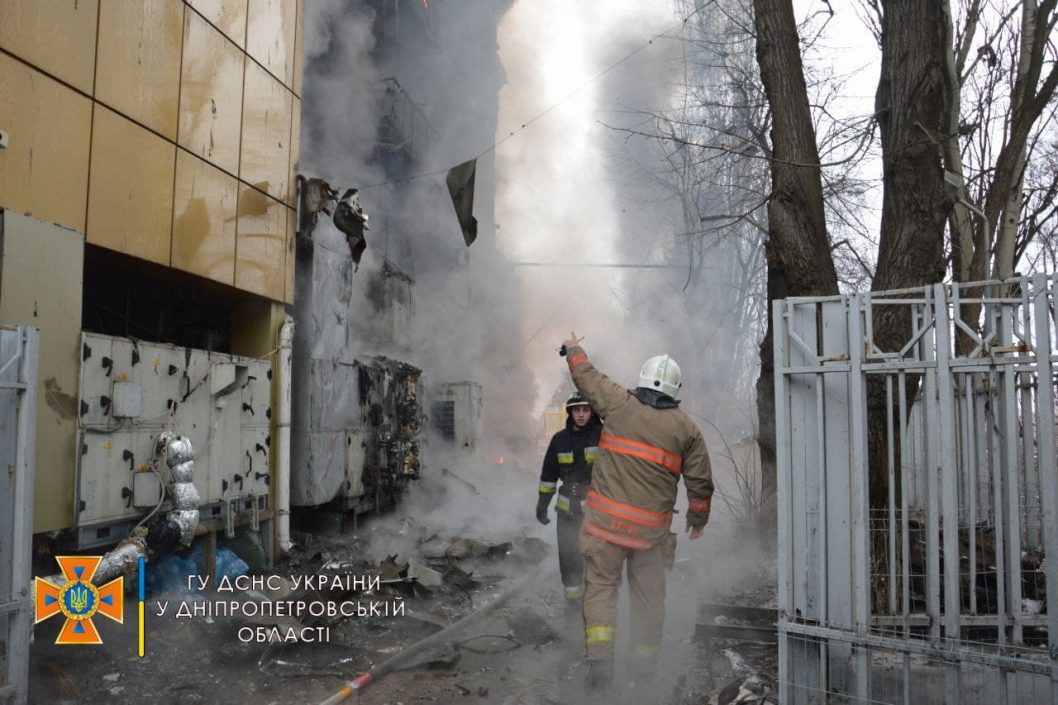 Пожар в днепровском офисе «АТБ» удалось локализовать: подробности от спасателей (Фото) - рис. 6