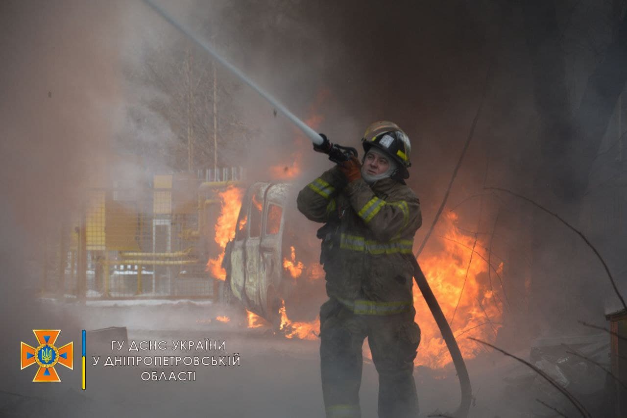 Пожар в днепровском офисе «АТБ» удалось локализовать: подробности от спасателей (Фото) - рис. 1