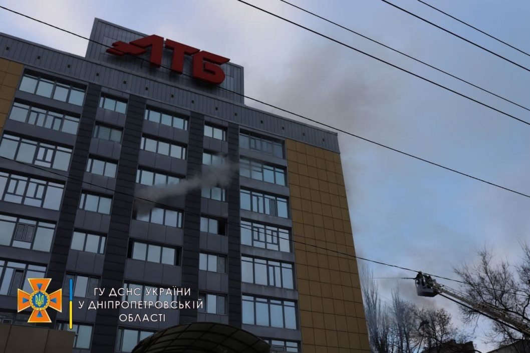 Пожар в днепровском офисе «АТБ» удалось локализовать: подробности от спасателей (Фото) - рис. 8