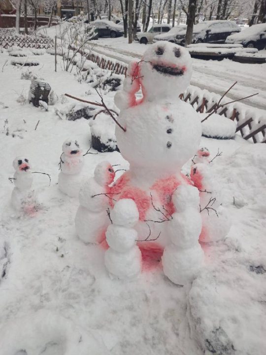 Топ-7 необычных снеговиков в Днепре: девушка, крокодил и cнеговик из фильма ужасов - рис. 3