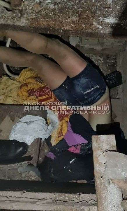 В Днепре в заброшенной аптеке нашли труп молодой девушки: Фото 18+ - рис. 1